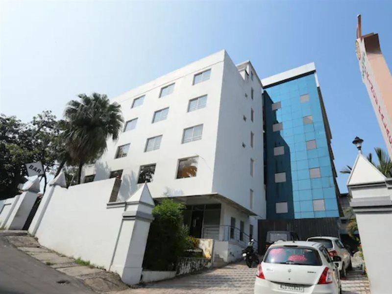 טריואנדרום Super Townhouse Prince Palace מראה חיצוני תמונה