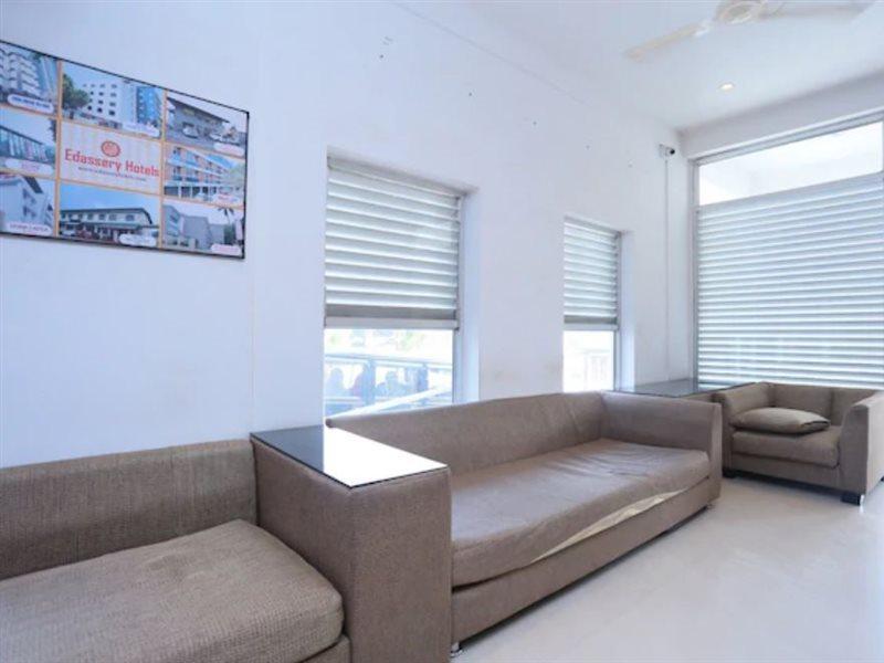 טריואנדרום Super Townhouse Prince Palace מראה חיצוני תמונה