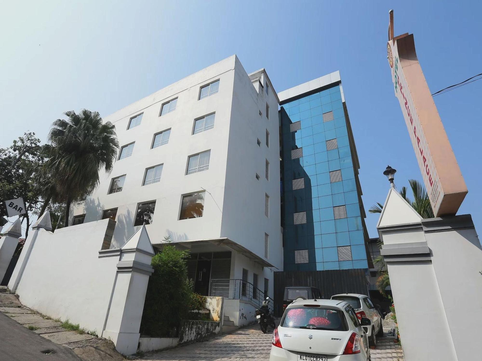 טריואנדרום Super Townhouse Prince Palace מראה חיצוני תמונה