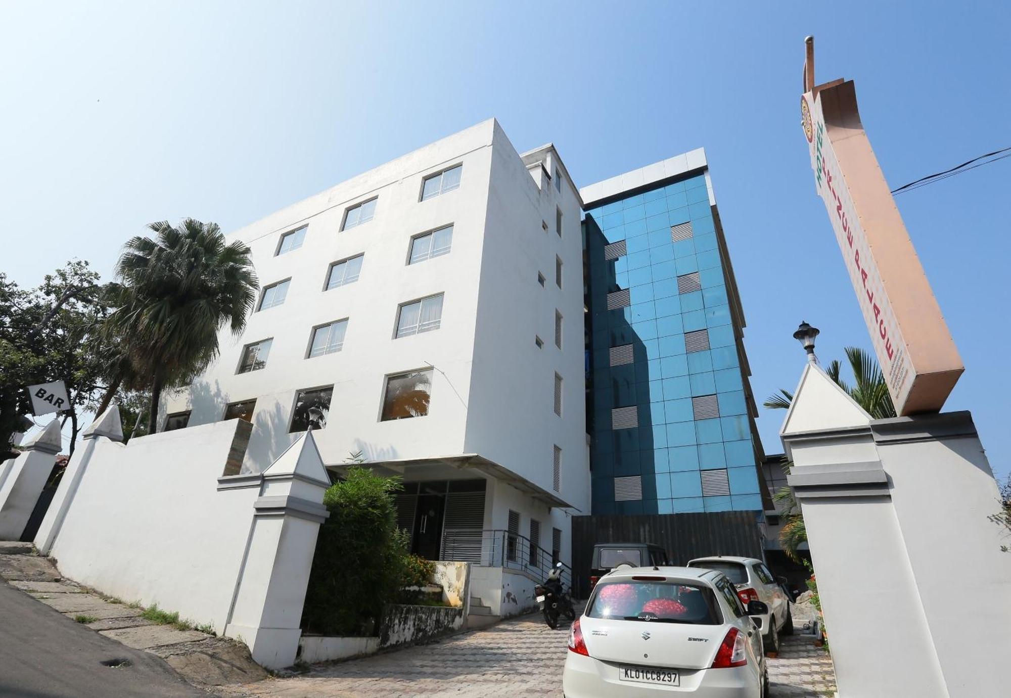 טריואנדרום Super Townhouse Prince Palace מראה חיצוני תמונה