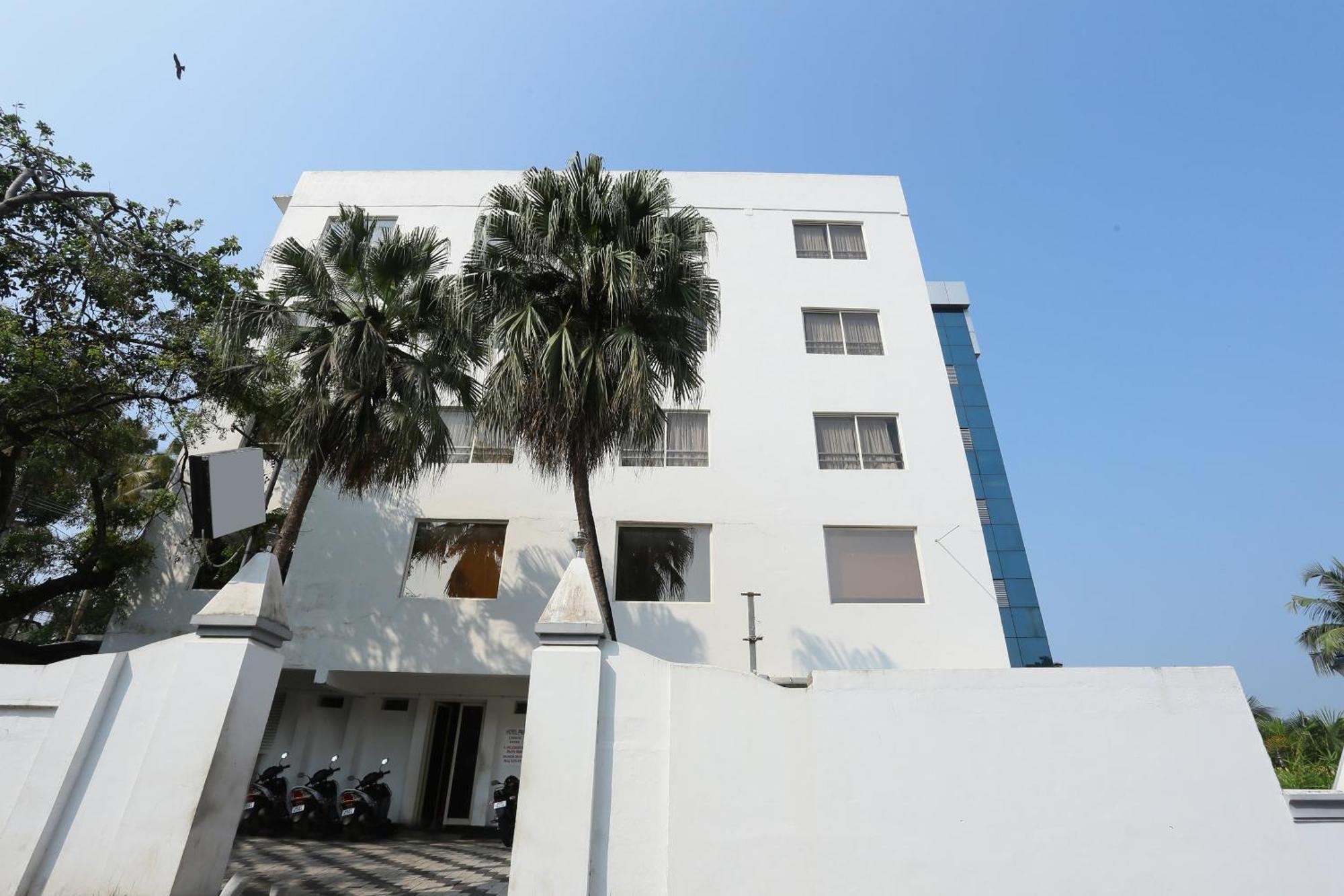 טריואנדרום Super Townhouse Prince Palace מראה חיצוני תמונה