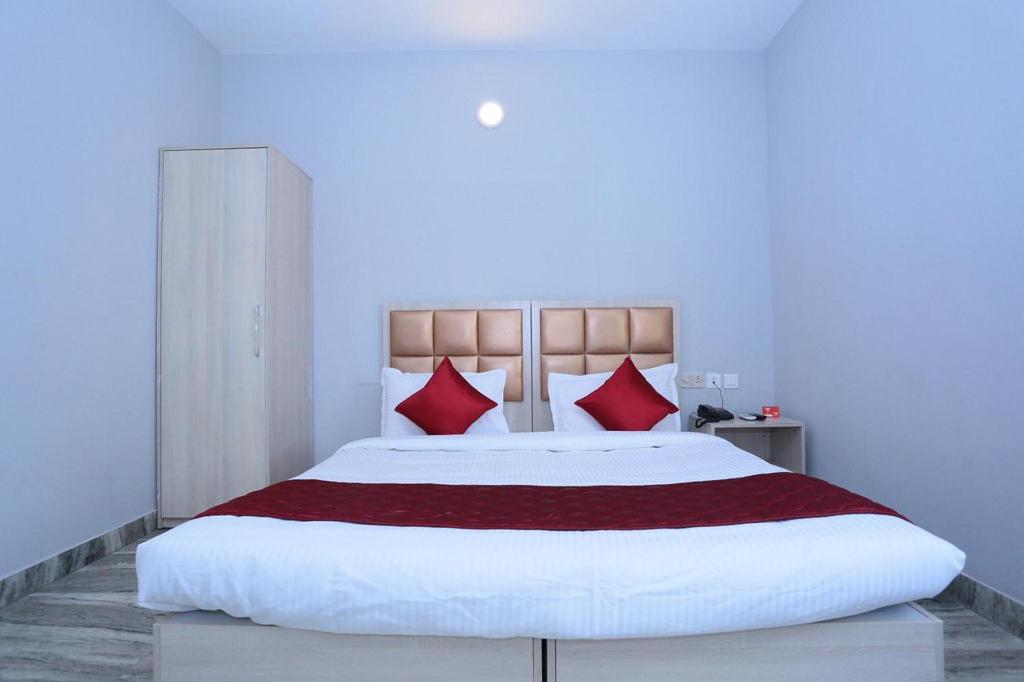 טריואנדרום Super Townhouse Prince Palace מראה חיצוני תמונה