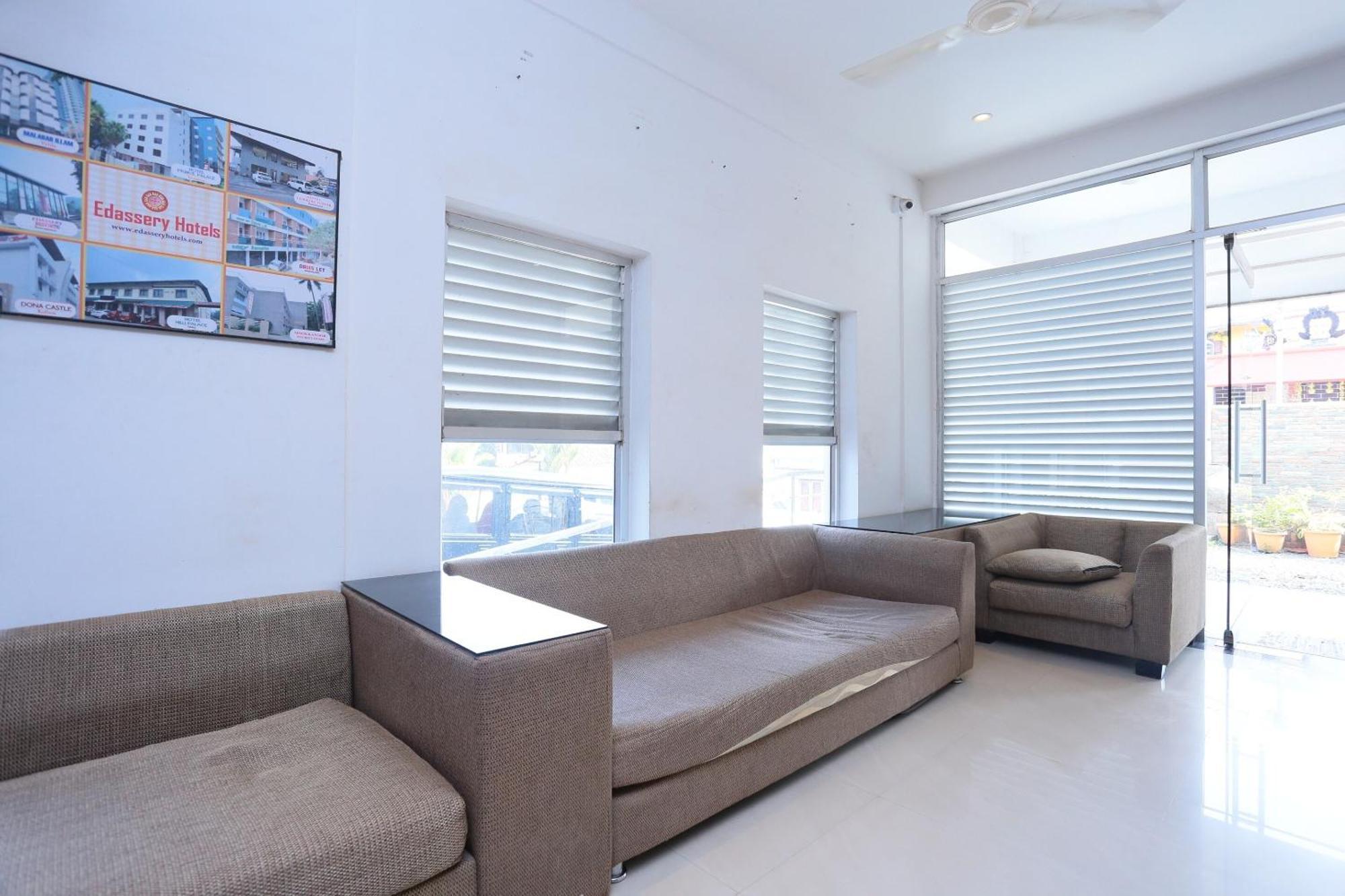 טריואנדרום Super Townhouse Prince Palace מראה חיצוני תמונה